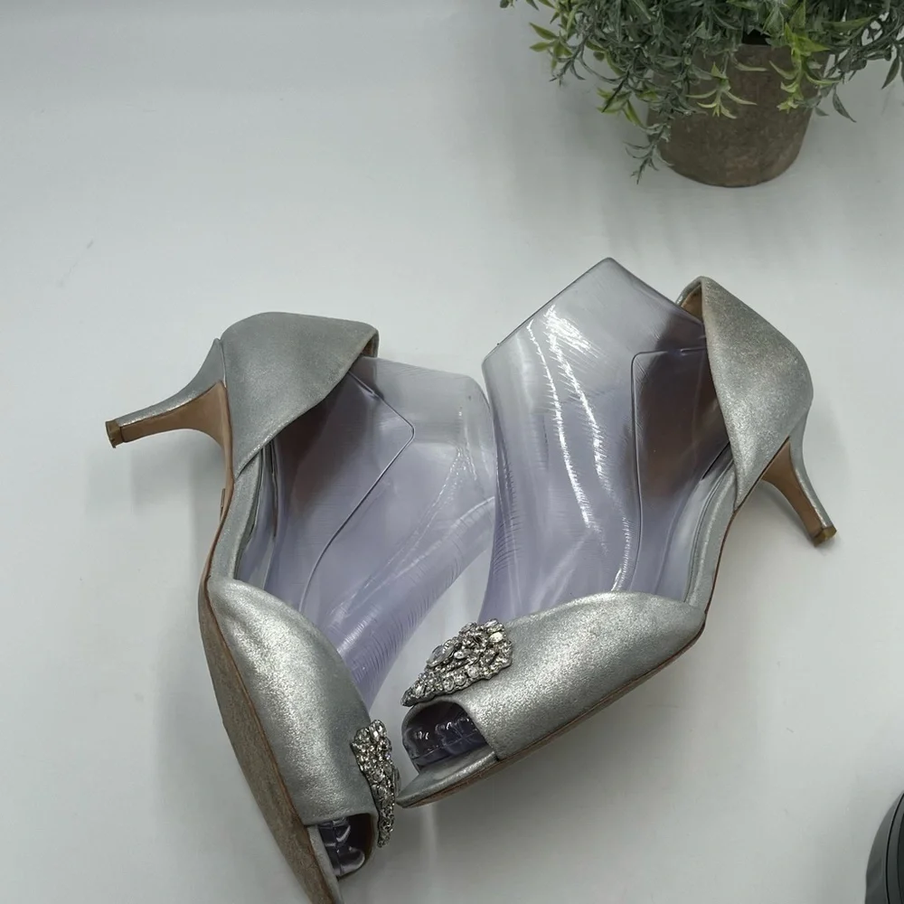 Badgley Mischka Petrina Women's Bridal Silver Metallic Crystal‎ Pumps Sz 8